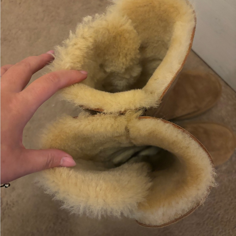 Used Bailey button UGGS